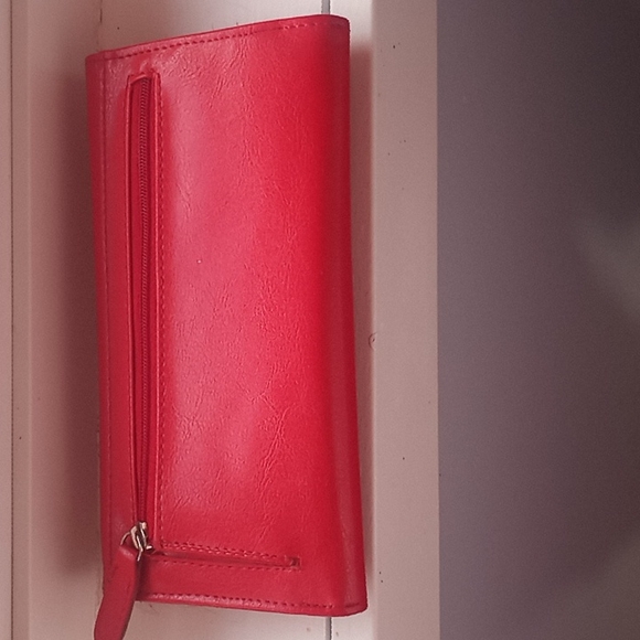 Red Clutch - Picture 2 of 3